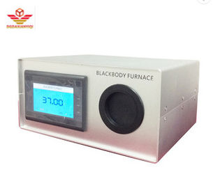 Horno del cuerpo negro 30~50℃ para el termómetro clínico, calibrador del Special del arma de la temperatura de la medida del horno del cuerpo negro