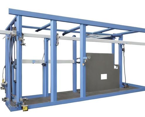 Tres equipos de ensayo de rendimiento para puertas y ventanas.
