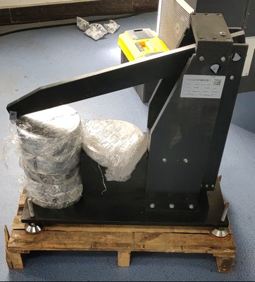 Máquina de ensayo de deformación por carga de plásticos para plásticos rígidos conectados por remaches, pernos o conexiones similares