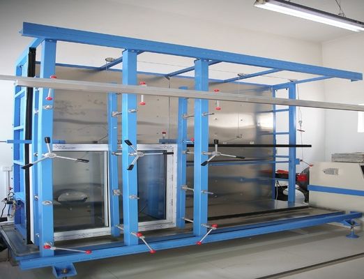 Tres equipos de ensayo de rendimiento para puertas y ventanas.