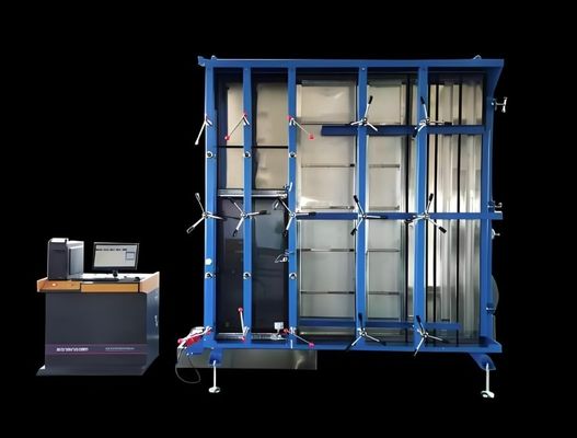 Tres equipos de ensayo de rendimiento para puertas y ventanas.